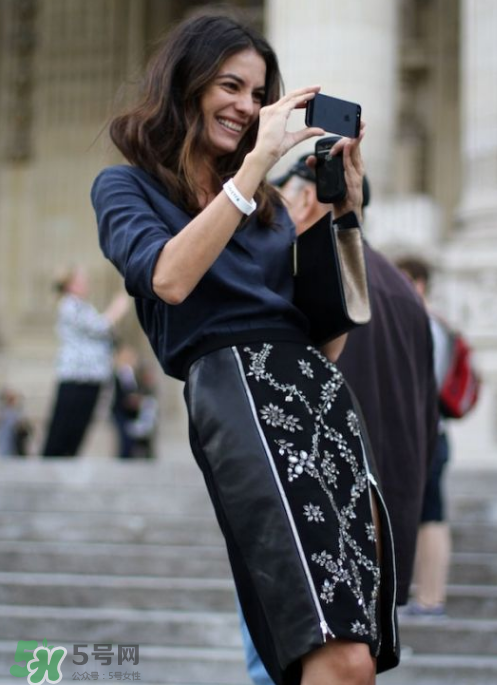 民族風(fēng)裙子配什么上衣？民族風(fēng)裙子怎么搭配上衣？