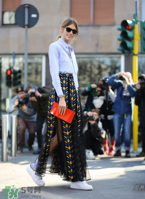 民族風(fēng)裙子配什么上衣？民族風(fēng)裙子怎么搭配上衣？