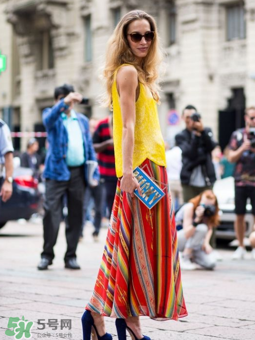 民族風(fēng)裙子配什么上衣？民族風(fēng)裙子怎么搭配上衣？