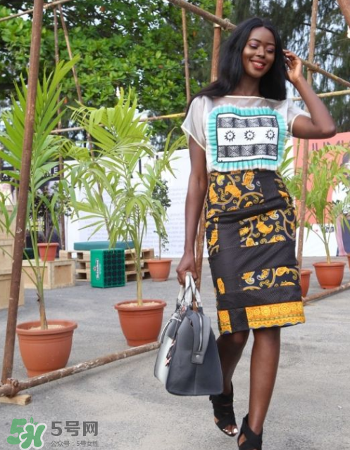 民族風(fēng)裙子配什么上衣？民族風(fēng)裙子怎么搭配上衣？