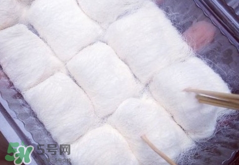 龍須糖是什么做的？龍須糖上面一層粉是什么粉