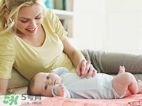 三伏天坐月子可以洗澡嗎？三伏天坐月子可以穿短袖嗎？