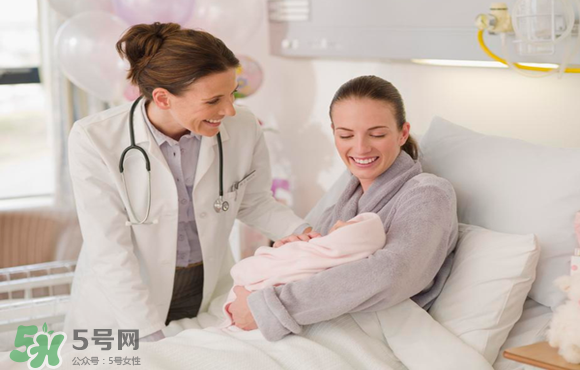 三伏天坐月子可以洗澡嗎？三伏天坐月子可以穿短袖嗎？