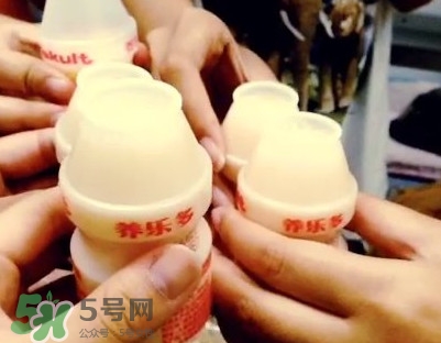 養(yǎng)樂(lè)多為什么沒(méi)有吸管？養(yǎng)樂(lè)多為什么那么貴