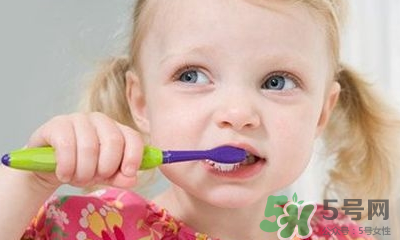 兒童電動(dòng)牙刷聲波的好還是旋轉(zhuǎn)的好？?jī)和妱?dòng)牙刷怎么選？