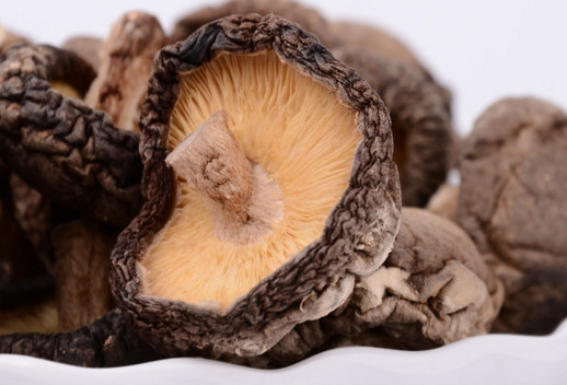 干香菇為什么比鮮香菇味道好？香菇為什么要曬干了再泡來吃