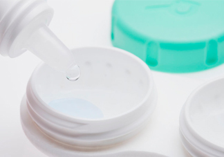 隱形眼鏡干了怎么辦？隱形眼鏡可以用礦泉水泡嗎