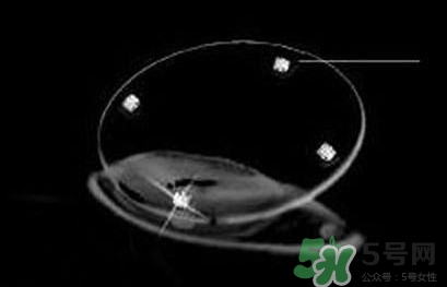 隱形眼鏡干了怎么辦？隱形眼鏡可以用礦泉水泡嗎