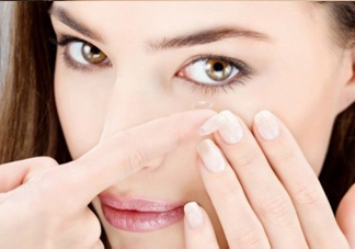 隱形眼鏡怎么摘？戴隱形眼鏡的好處和壞處