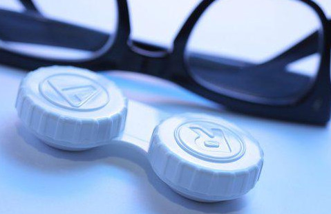 中午睡覺(jué)戴隱形眼鏡好嗎？戴隱形眼鏡注意事項(xiàng)