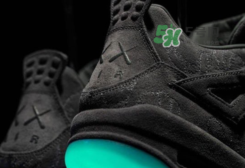 kaws與air jordan 4聯(lián)名黑色版本多少錢？aj4純黑限定發(fā)售價格