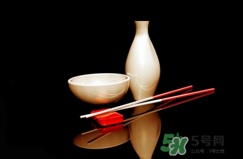 三伏天可以喝白酒嗎？三伏天喝白酒好還是啤酒？