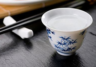 三伏天可以喝白酒嗎？三伏天喝白酒好還是啤酒？