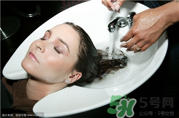 洗頭發(fā)的正確方法 錯誤的洗頭方式 洗頭發(fā)的正確方法 錯誤的洗頭方式