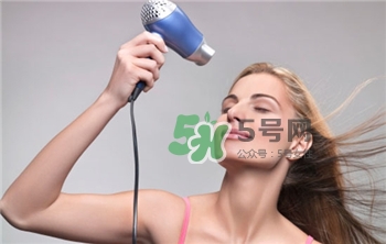 吹風機吹頭發(fā)的危害 吹風機正確使用方法 吹風機吹頭發(fā)的危害 吹風機正確使用方法