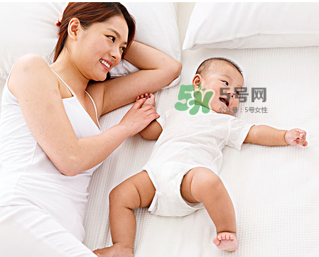 低齡寶寶家庭親子游戲介紹 適合低齡寶寶的親子游戲有哪些？