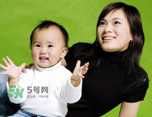 低齡寶寶家庭親子游戲介紹 適合低齡寶寶的親子游戲有哪些？