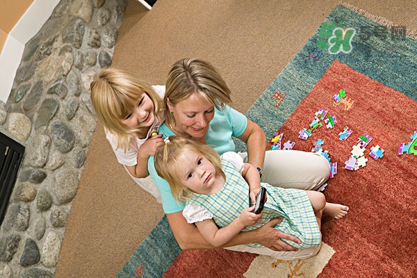 低齡寶寶家庭親子游戲介紹 適合低齡寶寶的親子游戲有哪些？