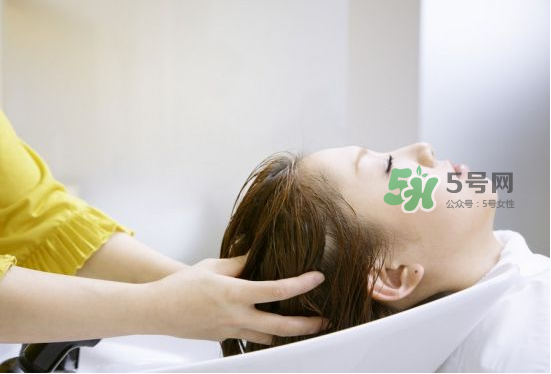 三伏天坐月子能洗頭嗎？三伏天坐月子多久可以洗頭？