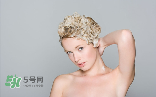 三伏天坐月子能洗頭嗎？三伏天坐月子多久可以洗頭？