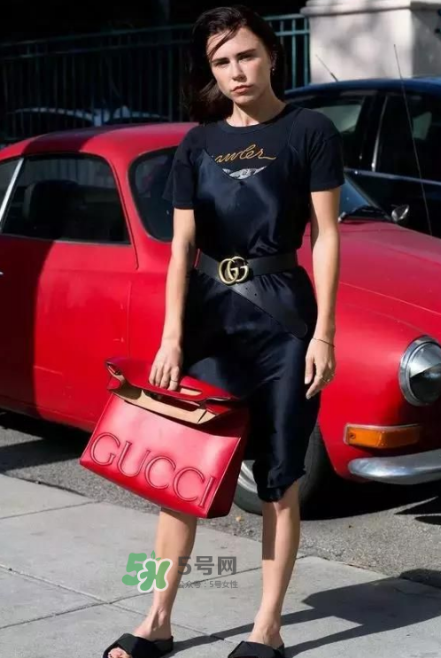 吊帶裙配什么上衣？吊帶裙搭配什么上衣好看？