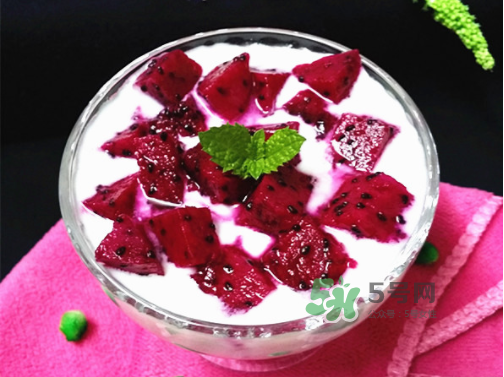 紅心火龍果能和酸奶一起吃嗎？紅心火龍果和酸奶榨汁好嗎？