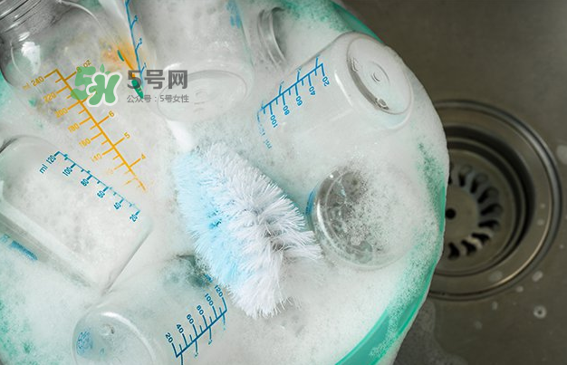 奶瓶刷尼龍的好還是海綿的好？洗奶瓶的正確方法