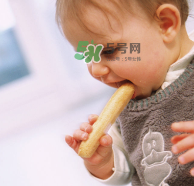 寶寶沒長(zhǎng)牙能吃磨牙棒嗎？寶寶沒長(zhǎng)牙可以吃磨牙餅干嗎？