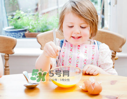 寶寶沒長(zhǎng)牙能吃蝦皮嗎？寶寶沒長(zhǎng)牙吃蝦皮好嗎？