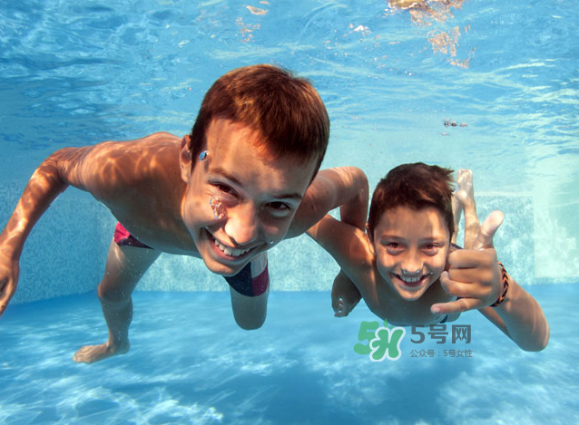 游泳為什么要穿泳衣？為什么游泳要穿泳衣？