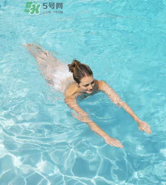 游泳為什么要穿泳衣？為什么游泳要穿泳衣？