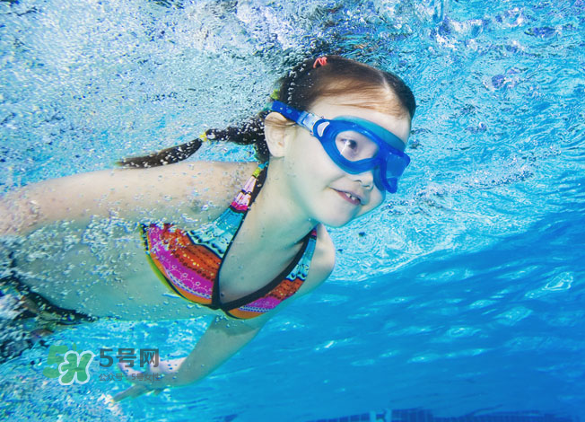 游泳為什么要穿泳衣？為什么游泳要穿泳衣？