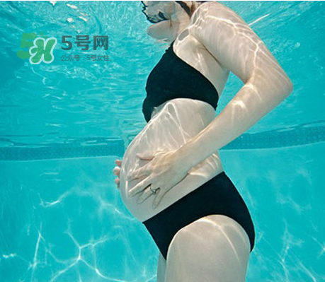 孕婦能游泳嗎？孕婦能不能去游泳池？