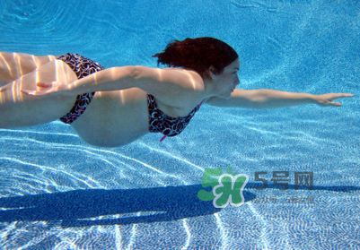 孕婦能游泳嗎？孕婦能不能去游泳池？