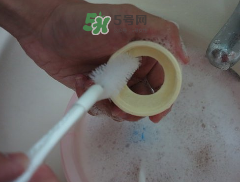 奶瓶刷尼龍的好還是海綿的好？洗奶瓶的正確方法