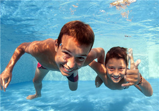 游泳為什么要穿泳衣？為什么游泳要穿泳衣？