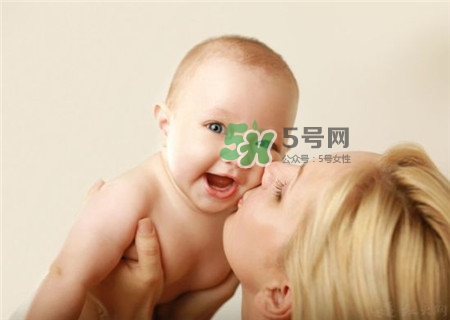 奶瓶刷尼龍的好還是海綿的好？洗奶瓶的正確方法