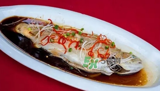 金鱒魚(yú)清蒸為什么變黑？食用金鱒魚(yú)有什么好處