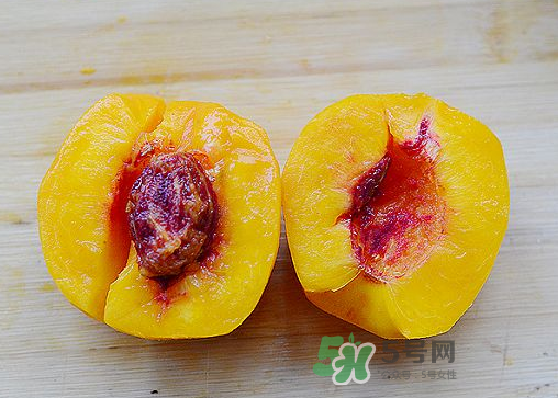 來(lái)月經(jīng)可以吃黃桃嗎？大姨媽來(lái)了可以吃黃桃嗎？