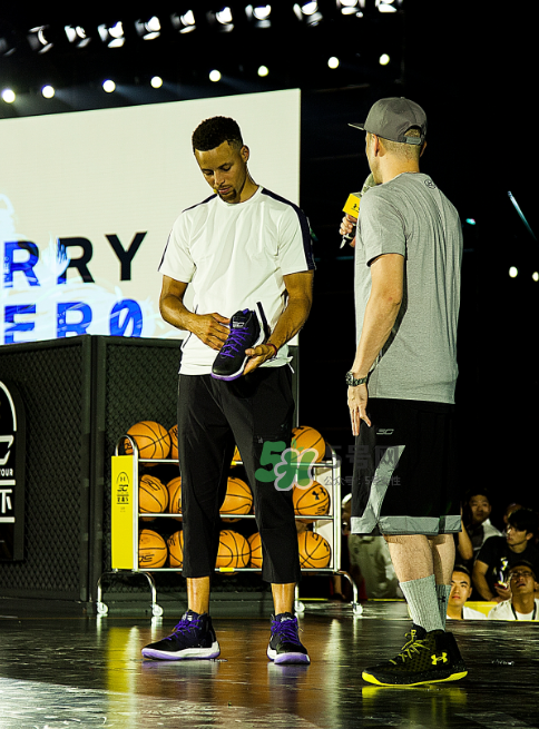 2017庫(kù)里亞洲行北京站上腳穿的球鞋是什么型號(hào)？