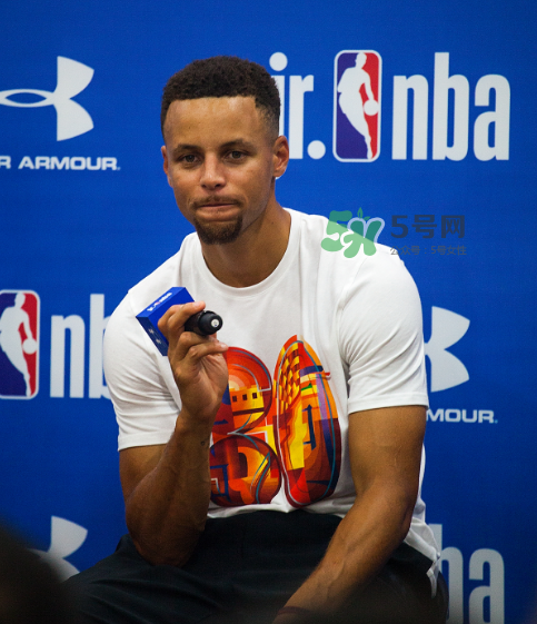 2017庫(kù)里亞洲行北京站上腳穿的球鞋是什么型號(hào)？