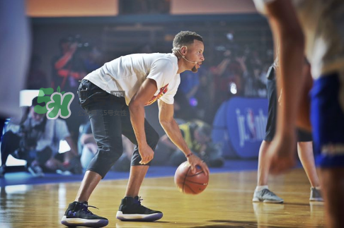 2017庫(kù)里亞洲行北京站上腳穿的球鞋是什么型號(hào)？