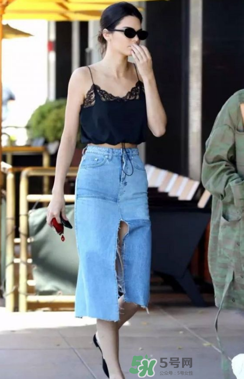 吊帶背心怎么搭配？吊帶背心怎么搭配圖片