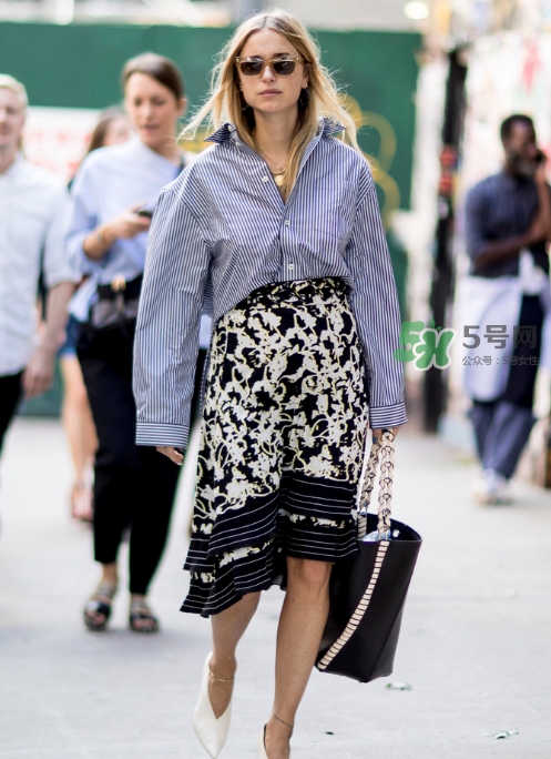 傘裙搭配什么上衣？傘裙怎么搭配好看？