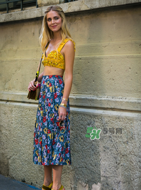 傘裙搭配什么上衣？傘裙怎么搭配好看？