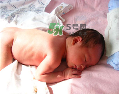 寶寶曬太陽(yáng)曬哪個(gè)部位？夏天寶寶曬太陽(yáng)最佳時(shí)間