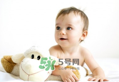 夏天寶寶頭上長紅疙瘩怎么回事？夏天寶寶頭上長東西怎么辦？