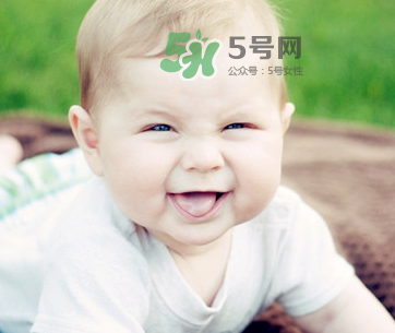 夏天寶寶頭上長紅疙瘩怎么回事？夏天寶寶頭上長東西怎么辦？