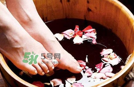 醋泡腳要加水嗎？醋泡腳用熱水還是冷水？