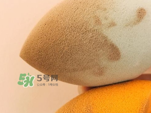 硅膠粉撲和海綿粉撲哪個好？硅膠粉撲和美妝蛋哪個好
